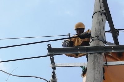 使用絕緣斗臂車進行帶電作業(yè)接火