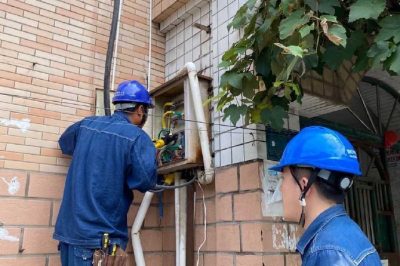 國(guó)網(wǎng)略陽(yáng)縣供電公司工作人員現(xiàn)場(chǎng)更換燒毀空開