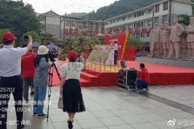 國網通道縣供電公司員工認真檢查會場用電設備