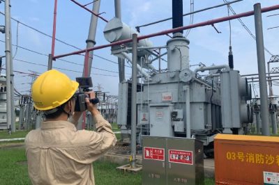 在上黨變電站開展主變壓器、二次設(shè)備室等區(qū)域的紅外測(cè)溫工作