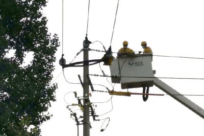 完成10千伏開(kāi)創(chuàng)線雞廠支線16號(hào)桿用戶接火工作