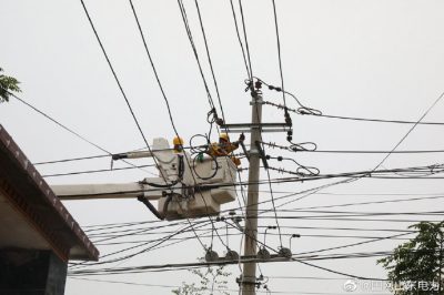 劉莊王樓支線6號(hào)桿進(jìn)行帶電接引工作