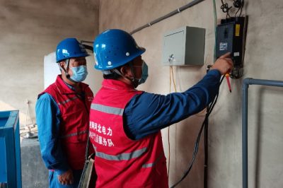 國(guó)網(wǎng)南皮縣供電公司電力員工走進(jìn)企業(yè)進(jìn)行安全用電檢查