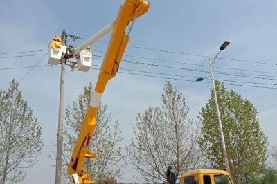 在10千伏五岔口支線2號桿，帶電更換設(shè)備線夾