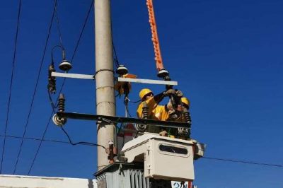 開(kāi)展帶電消缺工作，更換跌落式熔斷器