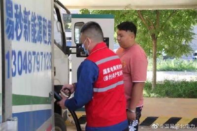 為客戶介紹電動(dòng)車充電樁的使用步驟、普及用電知識(shí)