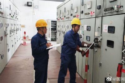 變電運(yùn)維員工對(duì)清涼店進(jìn)行開(kāi)關(guān)轉(zhuǎn)檢修工作