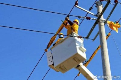 在饒圣線、里張線2條10千伏線路，完成4組老舊絕緣子更換工作