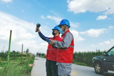 國網(wǎng)孟村回族自治縣供電公司共產(chǎn)黨員服務隊對農(nóng)排線路進行巡視