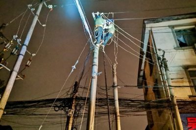 深夜搶修急送電 只為萬(wàn)家燈火通明