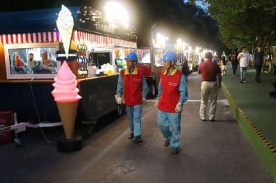 國(guó)網(wǎng)寧波市鄞州區(qū)供電公司來到夜貓子夜市進(jìn)行用電量檢查工作