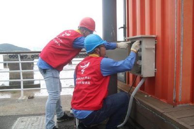 對(duì)周邊臺(tái)區(qū)各處電力設(shè)備以及周邊各大冷庫(kù)、制冰廠進(jìn)行全方位檢查