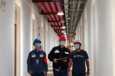 對(duì)廣東華商學(xué)院檢查用電設(shè)施線路，消除用電隱患