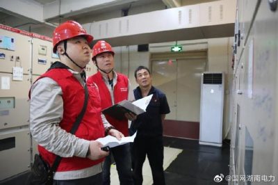 上門為當(dāng)?shù)刂行∑髽I(yè)開(kāi)展用電安全檢查