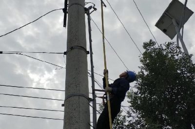 居民停電報(bào)修搶修人員迅速驅(qū)車趕赴現(xiàn)場(chǎng)