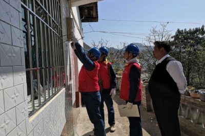 走村入戶對(duì)負(fù)荷較大的臺(tái)區(qū)線路進(jìn)行巡視