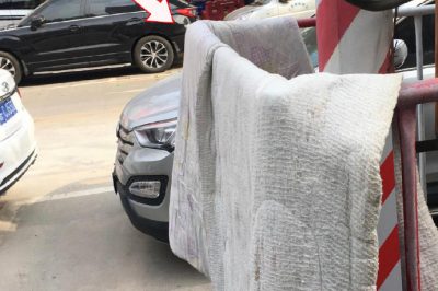 變壓器圍欄曬被？小心觸電！