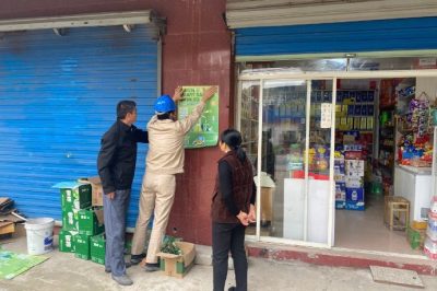 白馬供電所組織人員走街入戶(hù)張貼宣傳畫(huà)和發(fā)放活動(dòng)手冊(cè)