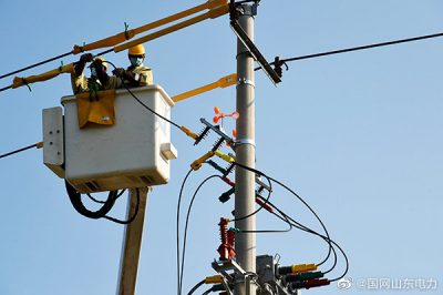 對10千伏城工Ⅱ線62號桿處開關(guān)進行帶電接火作業(yè)