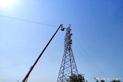 開展上林110千伏送出工程D26號－D32號段導(dǎo)線架設(shè)