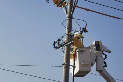 在10千伏豐收甲線63號桿開展帶電業(yè)擴接火，