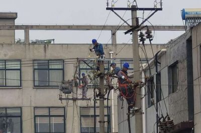 對宋莊村進行農(nóng)網(wǎng)改造，更換老舊絕緣導線2800米