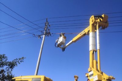 在10千伏白農(nóng)線029號桿開展帶電斷引線作業(yè)