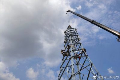 開展上林110千伏線路工程A2號、A6號、B7號鐵塔組立