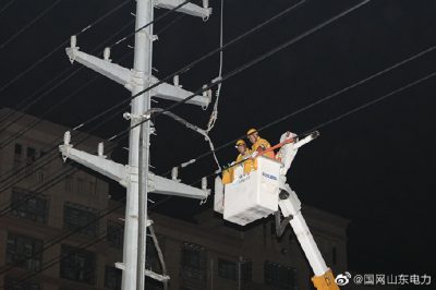 組織帶電作業(yè)人員開展搶修作業(yè)