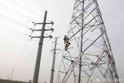 在35千伏觀城輸變電線路新建工程現(xiàn)場(chǎng)進(jìn)行鐵塔組立工作