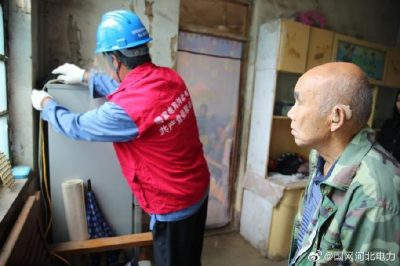 到高邑縣西堤村困難戶家中，幫助老人解決用電難題