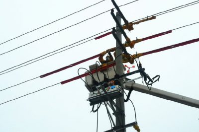 在10千伏園辛線5723東花園開展帶電接引線工作