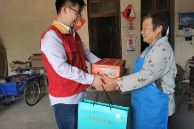 開展走訪慰問轄區(qū)困難戶和孤寡老人活動