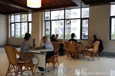 國網(wǎng)重慶綦南供電公司為公司職工開展健康咨詢活動。 ????