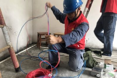 免費(fèi)為貧困戶裝電表、鋪設(shè)安全的室內(nèi)電線