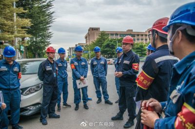 來(lái)到夏桂埔社區(qū)開(kāi)展“三線纏繞”整治行動(dòng)