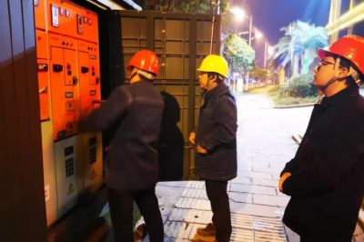 對(duì)10千伏桐工線一號(hào)環(huán)網(wǎng)柜更換電纜的搶修作業(yè)進(jìn)行安全督導(dǎo)