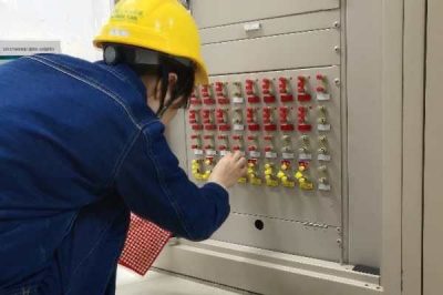 變電運(yùn)維人員在330千伏洋縣變開展二次標(biāo)示及壓板核對(duì)工作