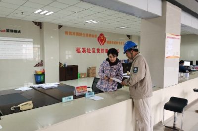 來到福溪社區(qū)現(xiàn)場指導人口普查員使用網(wǎng)上國網(wǎng)“E普查”功能