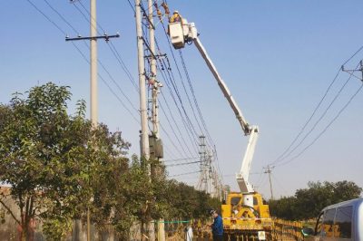在10千伏6淮海六線85號(hào)桿，帶電安裝線路狀態(tài)指示儀