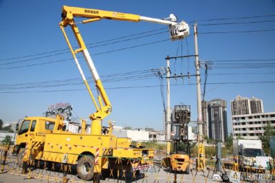 為王莊寨新增的3臺變壓器進(jìn)行帶電接火作業(yè)