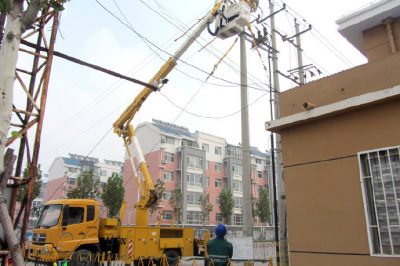 在10千伏精誠線三義和支線16號(hào)桿發(fā)熱的設(shè)備線夾進(jìn)行消缺