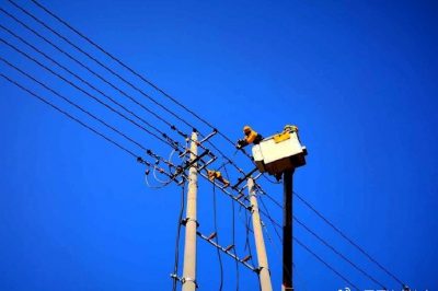 在10千伏朱家村線45號桿處帶電斷接引線