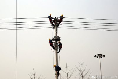 對(duì)轄區(qū)10千伏金波線進(jìn)行檢修作業(yè)