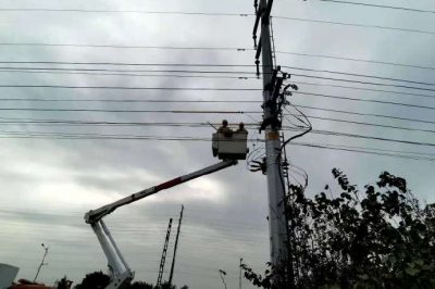 在10千伏康大線011號(hào)桿處進(jìn)行帶電消缺工作