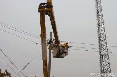 帶電更換絕緣子串 護(hù)航企業(yè)可靠用電