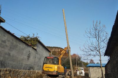 在南麻鎮(zhèn)東高莊村改造電力線路工作