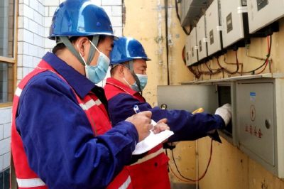 國網(wǎng)內(nèi)丘縣供電公司組織員工對轄區(qū)內(nèi)光伏用戶上門服務(wù)