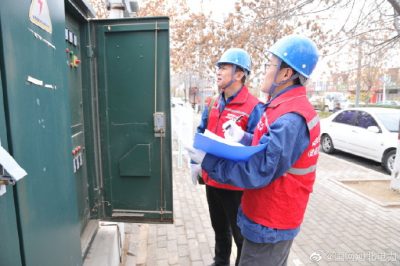 在東門外村對設(shè)備的工作狀況進(jìn)行檢查