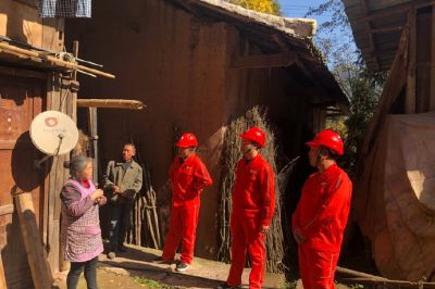 國網(wǎng)重慶石柱供電公司員工在六塘鄉(xiāng)三匯村開展防冰聯(lián)動工作宣傳